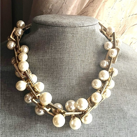 Jewelry - Faux Pearl Statement Necklace
